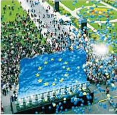 Στιγμές πανηγυρισμών και χαράς. Ολόκληρη η Ε.Ε. (πλην της Ελλάδας) γιόρτασε την είσοδο των 10 χωρών. Από σήμερα η καθημερινότητα...